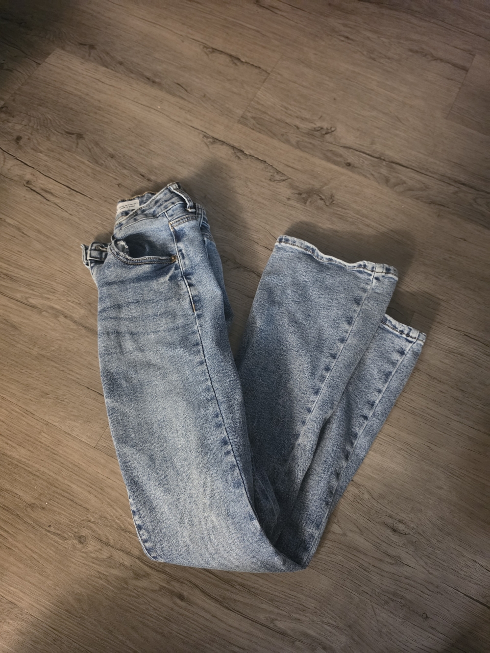 Light blue straight-leg jeans in a classic wash